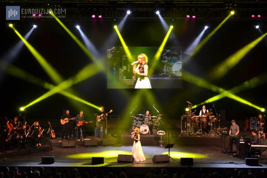 Na odru jo je spremljal Revijalni orkester in njen bend. (Foto: Alesh Maatko)